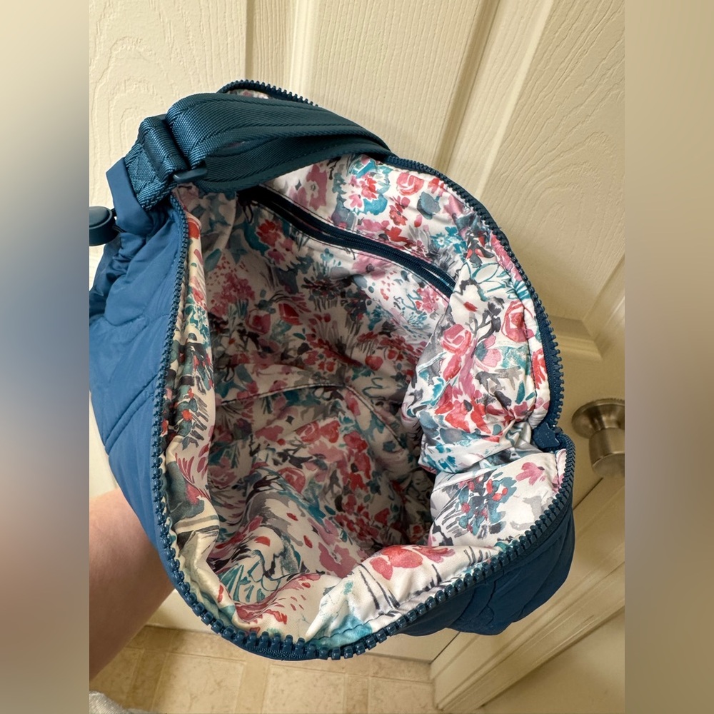 EUC Vera Bradley Featherweight Crossbody